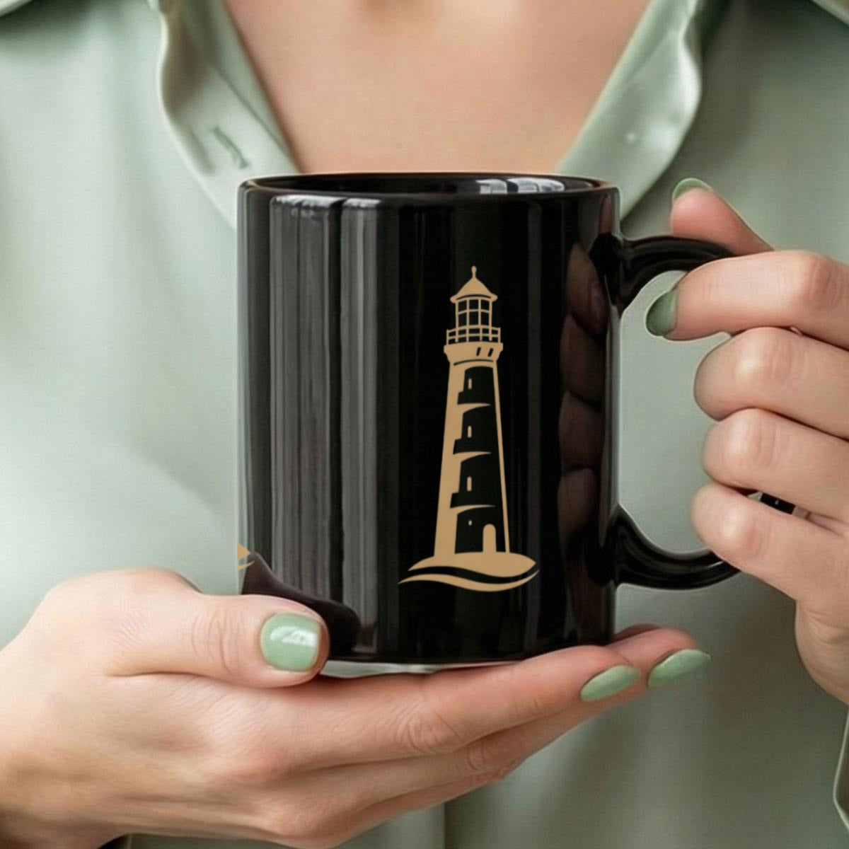 Schwarzer Keramikbecher mit Leuchtturm-Motiv – 340 ml