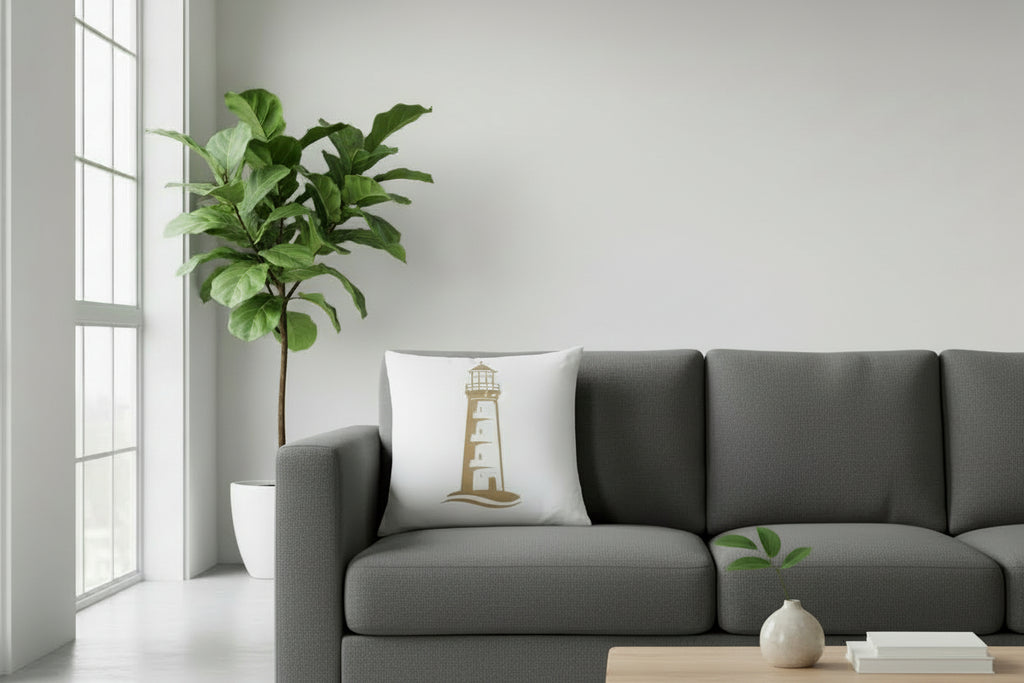 Dekokissen mit Leuchtturm-Motiv in Blau und Weiß auf Sofa