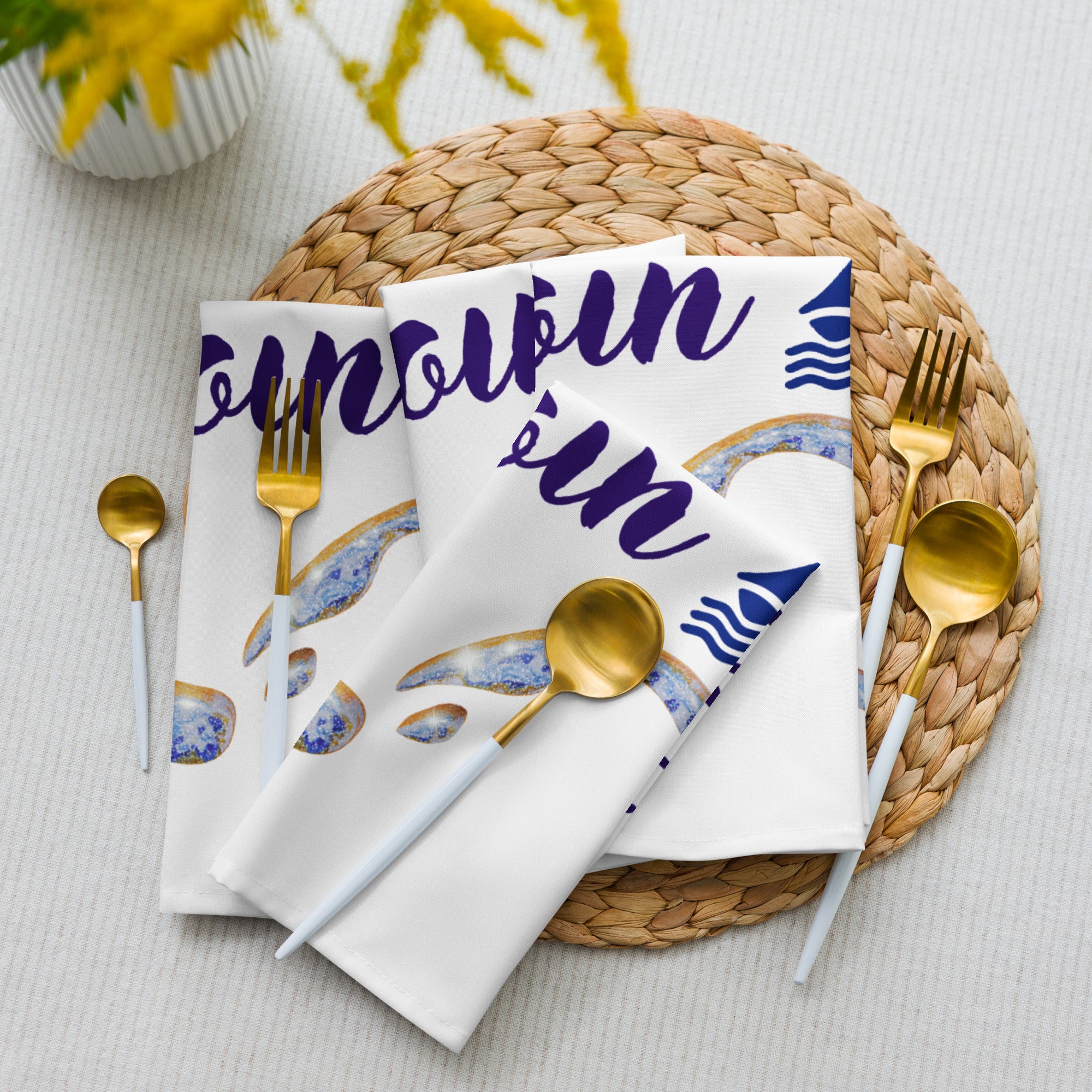 Maritime Stoffservietten mit Besteck in Blau-Weiß auf gedecktem Tisch