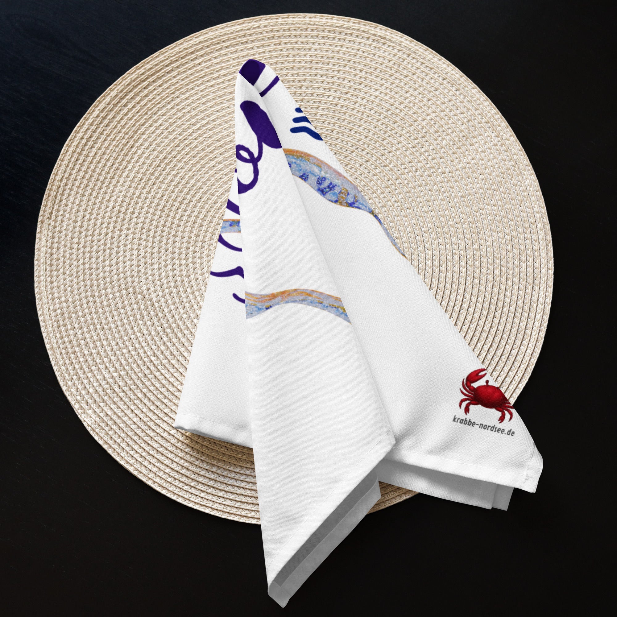 Maritime Stoffserviette festlich drapiert in Blau-Weiß auf gedecktem Tisch