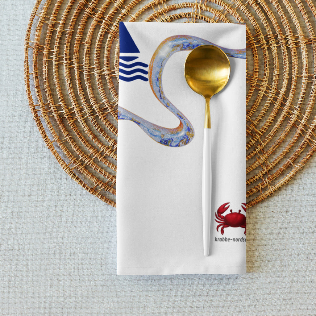Maritime Stoffservietten gefaltet mit Logo auf gedecktem Tisch